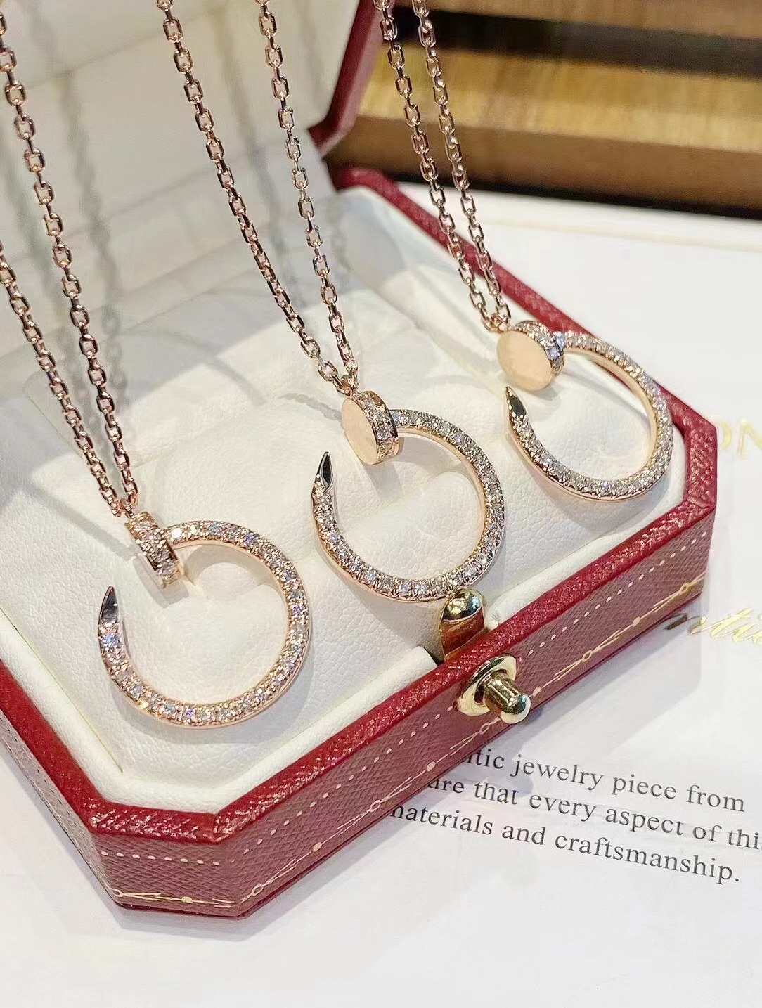 品牌18K金螺丝钉镶钻项链 Brand 18K gold screw diamo
